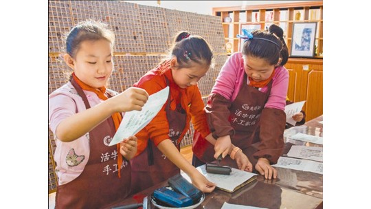 内蒙古呼和浩特：小学生体验活字印刷