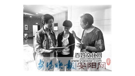 退休老人“闲不住” 义务教人学俄语