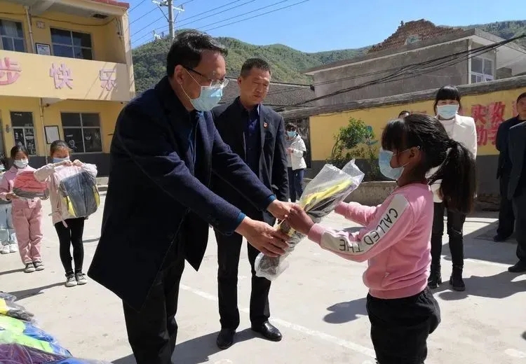 爱心助学  与爱同行——安阳新超越教育赴林州市五龙镇爱心捐赠