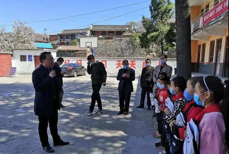 爱心助学  与爱同行——安阳新超越教育赴林州市五龙镇爱心捐赠