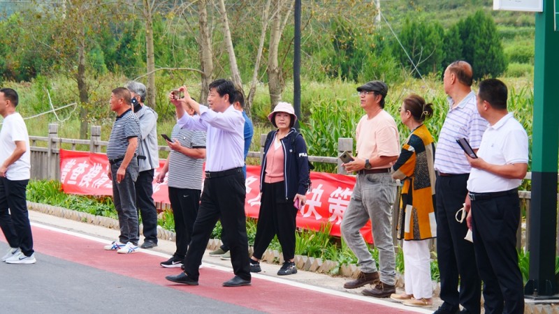 中华靳氏部分书画名家南太行写生创作暨第四届艺术研讨会在王莽岭三宝山庄举行